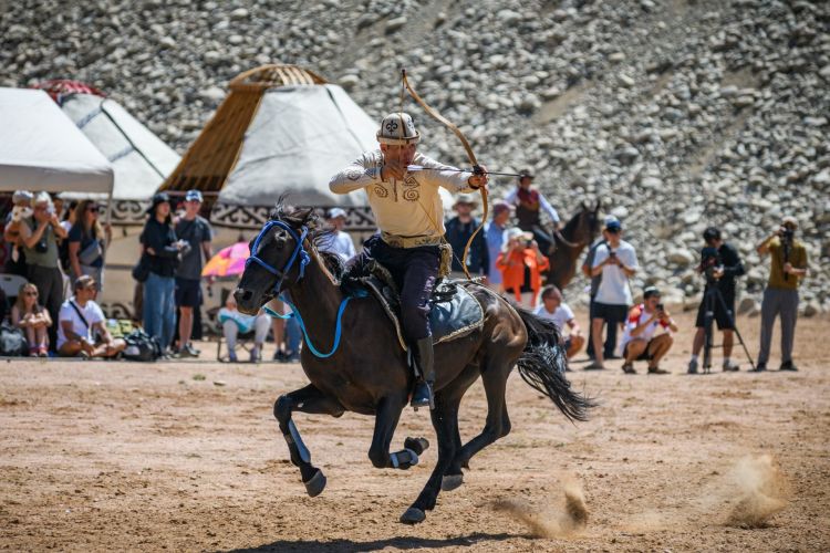 Berkutchi, taigans and mounted archers amaze tourists at ethnic show