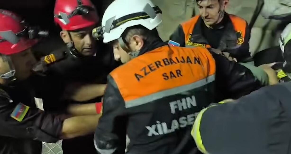 Bakıda mağazanın tavanı uçub, bir nəfər dağıntı altında qalıb