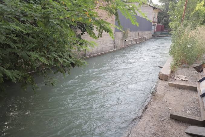 В городе Ош нашли тело двухлетней девочки, упавшей в канал Увам