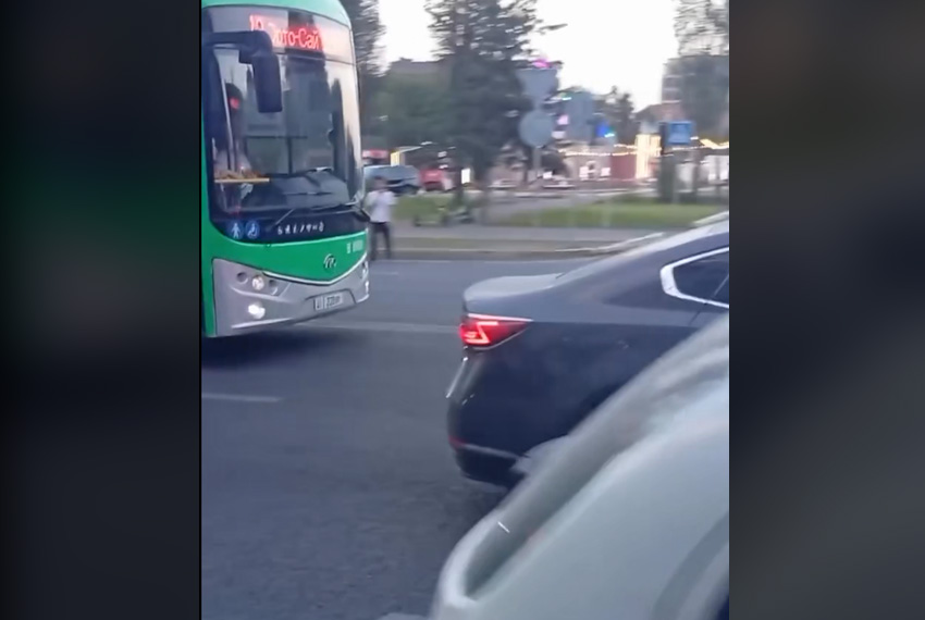 Риск попасть под колеса. Бишкекчане жалуются на опасную посадку в автобус