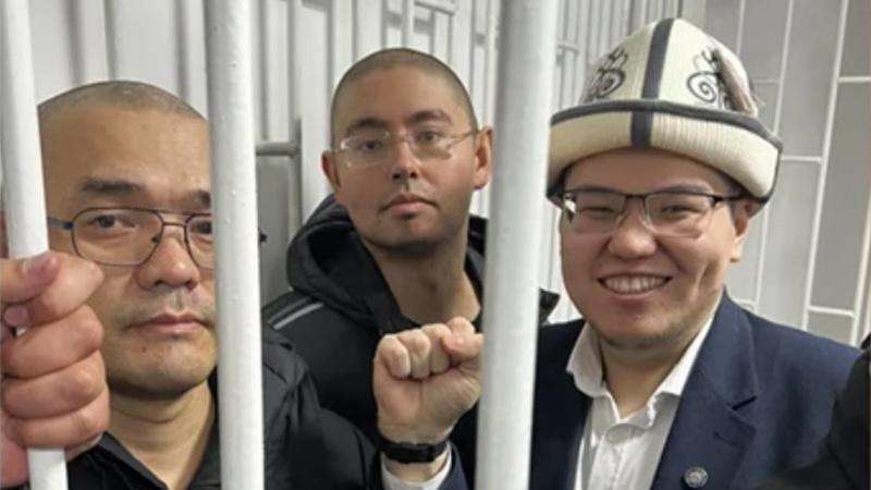 Атамбаеву и Султанбекову продлили арест еще на два месяца