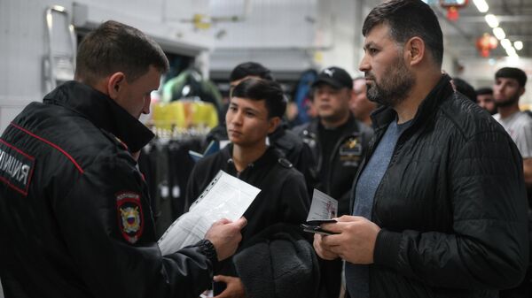 Нарушают закон: власти Таджикистана объяснили, почему мигрантов депортируют из РФ