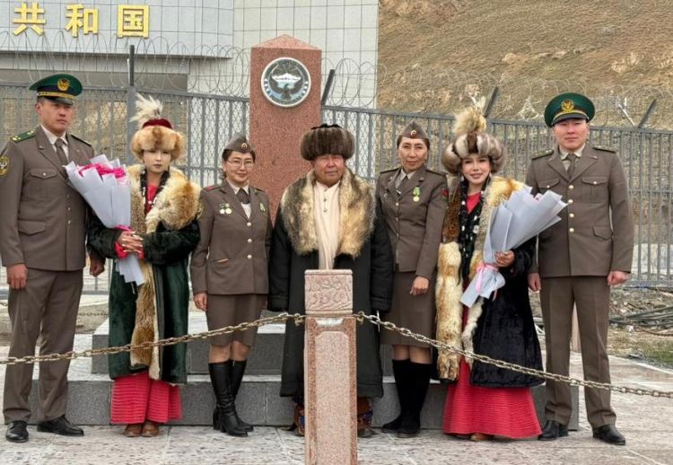 Ethnic Kyrgyz women welcomed at Torugart-Avtodorozhny checkpoint