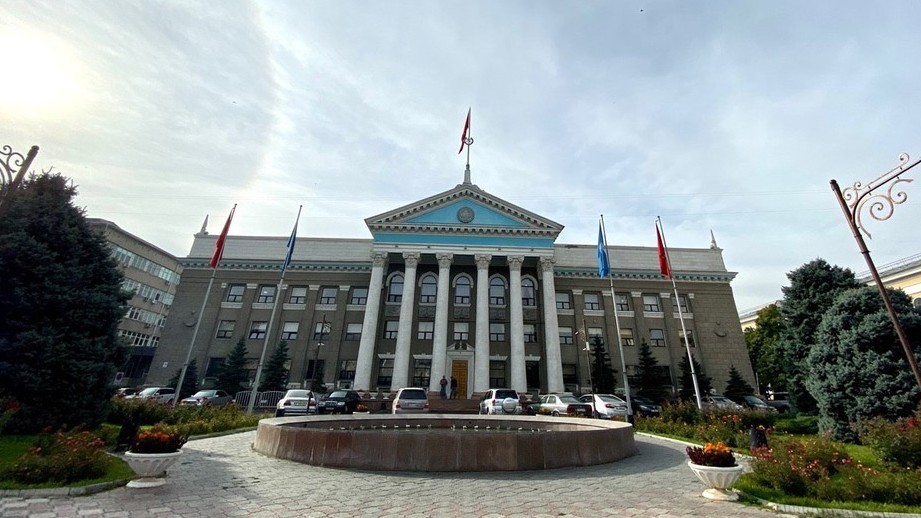 Отказаться от бумаги и перейти на планшеты просит депутат Бишкекского горкенеша