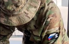 В Бишкеке начали проверку конфликта из-за военной символики у пассажира в автобусе