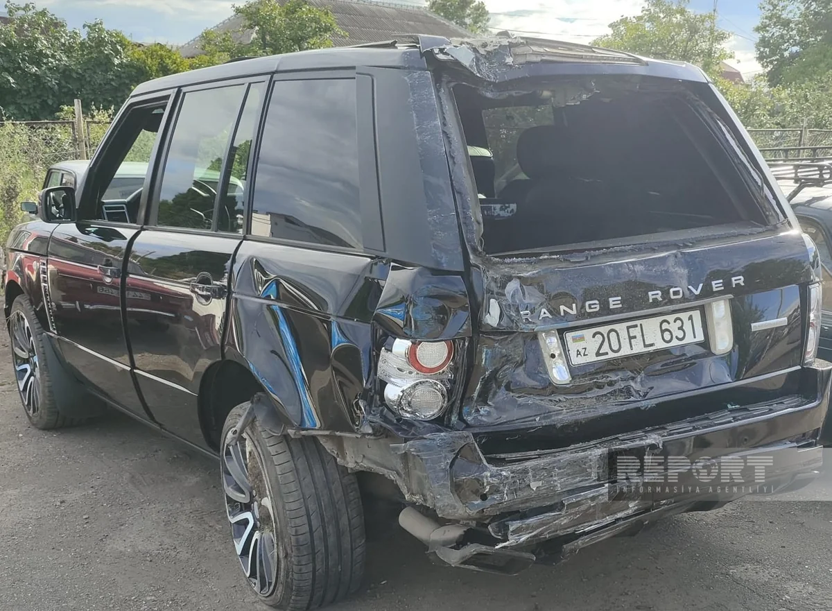 В Гяндже при столкновении внедорожника с автобусом пострадали четыре человека