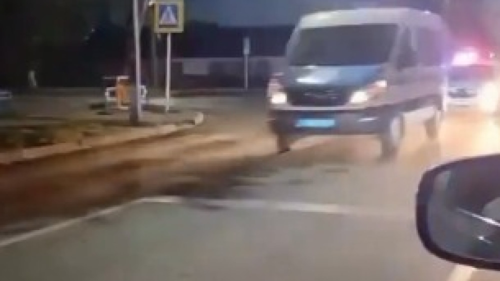 Угон патрульного авто в стиле GTA засняли в Павлодаре - видео