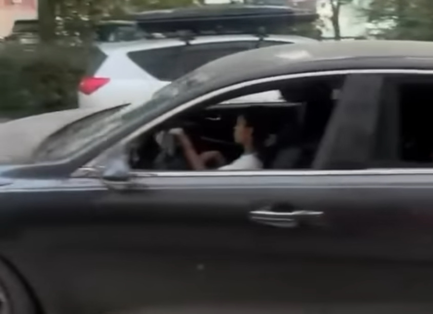 Девочка управляла автомобилем. Ее родителей оштрафовали (видео)