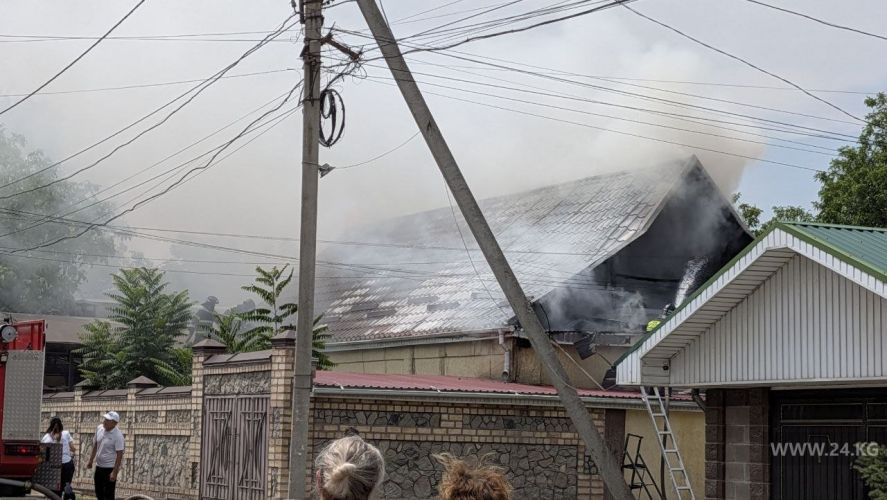 Private house catches fire in Bishkek