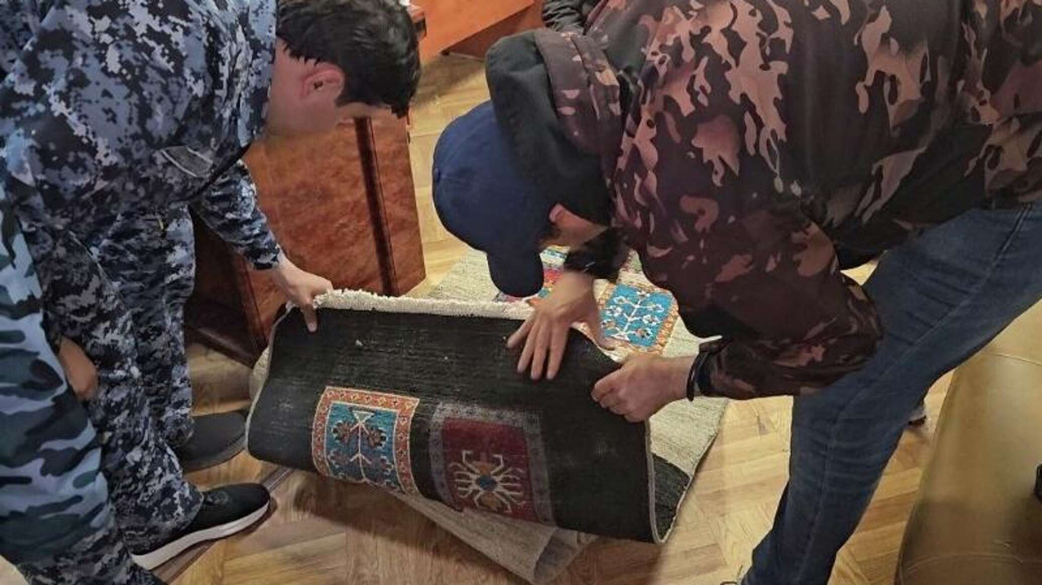 Из Афганистана в Австралию: в Хатлоне нашли контрабанду опиума в молельных ковриках