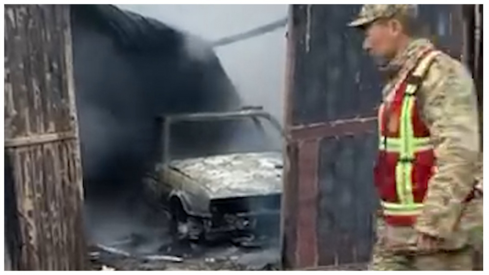 В Бишкеке во дворе дома сгорело авто. Видео