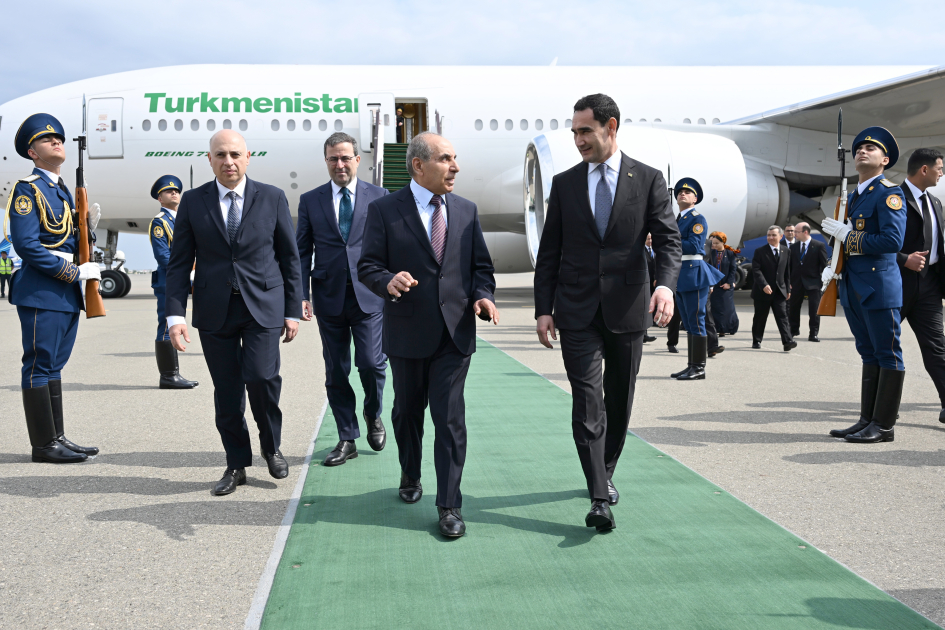 Президент Туркменистана прибыл с визитом в Азербайджан (ФОТО)