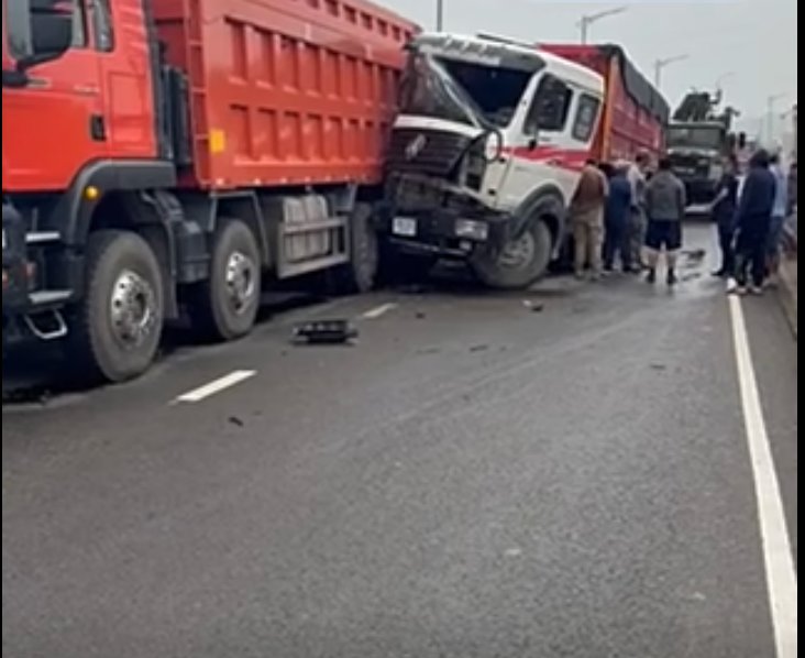 Баянзүрх дүүргийн 11 дүгээр хороо буюу уулын зам дээр том оврын автомашин мөргөлджээ