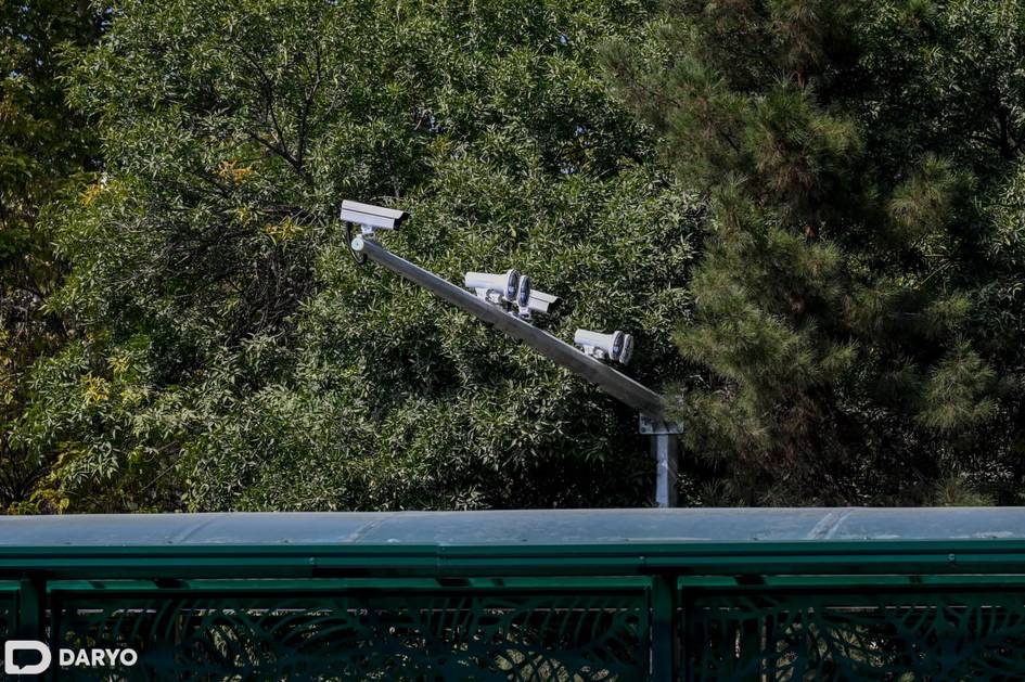Сколько дорожных камер установлено на дорогах Узбекистана Благодаря камерам за первые четыре месяца текущего года число ДТП снизилось на 17,7%. Места их размещения определялись на основе анализа аварий, с учетом интенсивности движения, состояния дорожной инфраструктуры, высокой концентрации пешеходов и автомобилей.