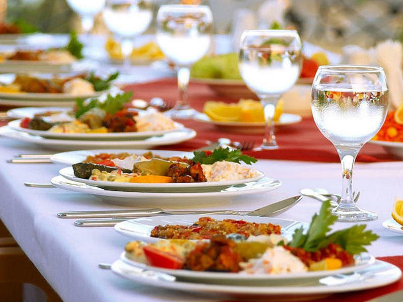 Restoranlarda yeni MÜBAHİSƏ: Əlavə ödəniş niyə