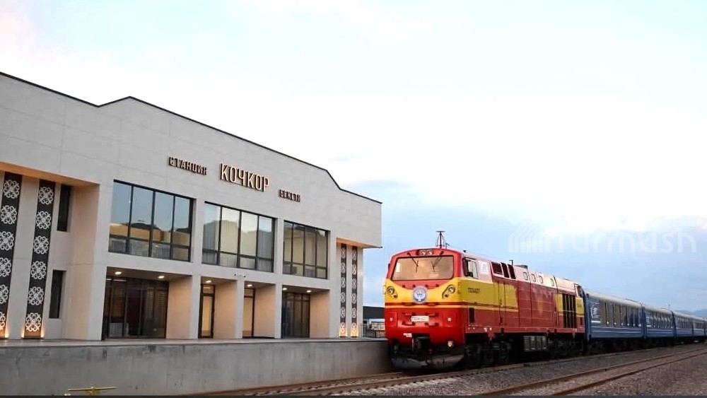 Фото с открытия Садыром Жапарым железнодорожной станции «Кочкор»