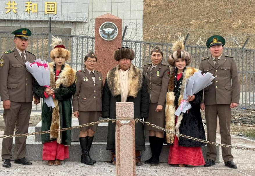 По следам Уркуна: этнических кыргызок встретили на КПП «Торугарт-автодорожный»