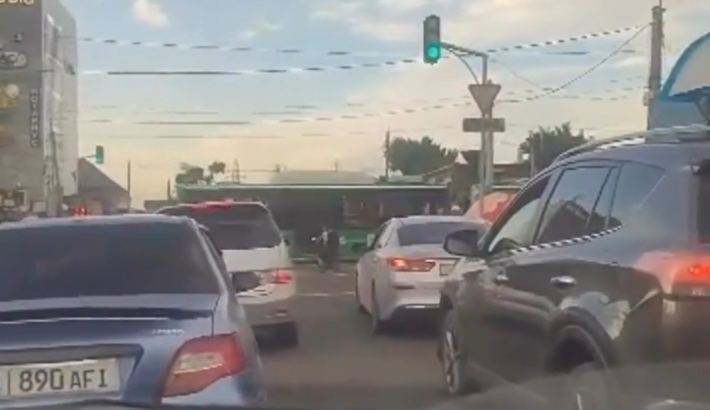 В Бишкеке оштрафовали водителя автобуса, создавшего пробку (видео)