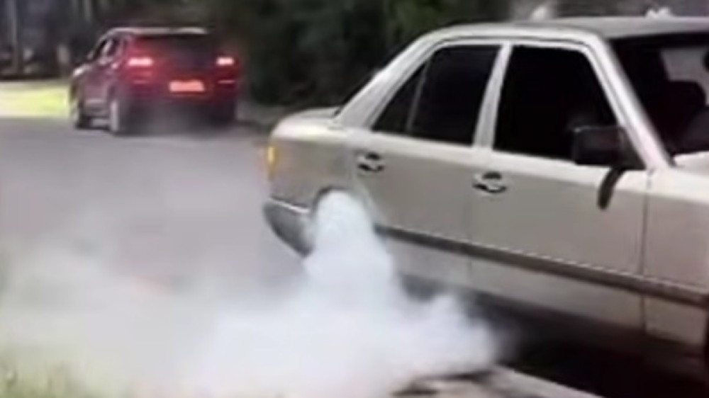 Жгли покрышки ради видео - два водителя в Шымкенте лишились автомобилей