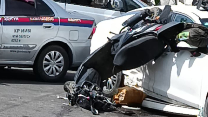 Car and delivery driver's scooter collide on Bishkek-Kara-Balta highway
