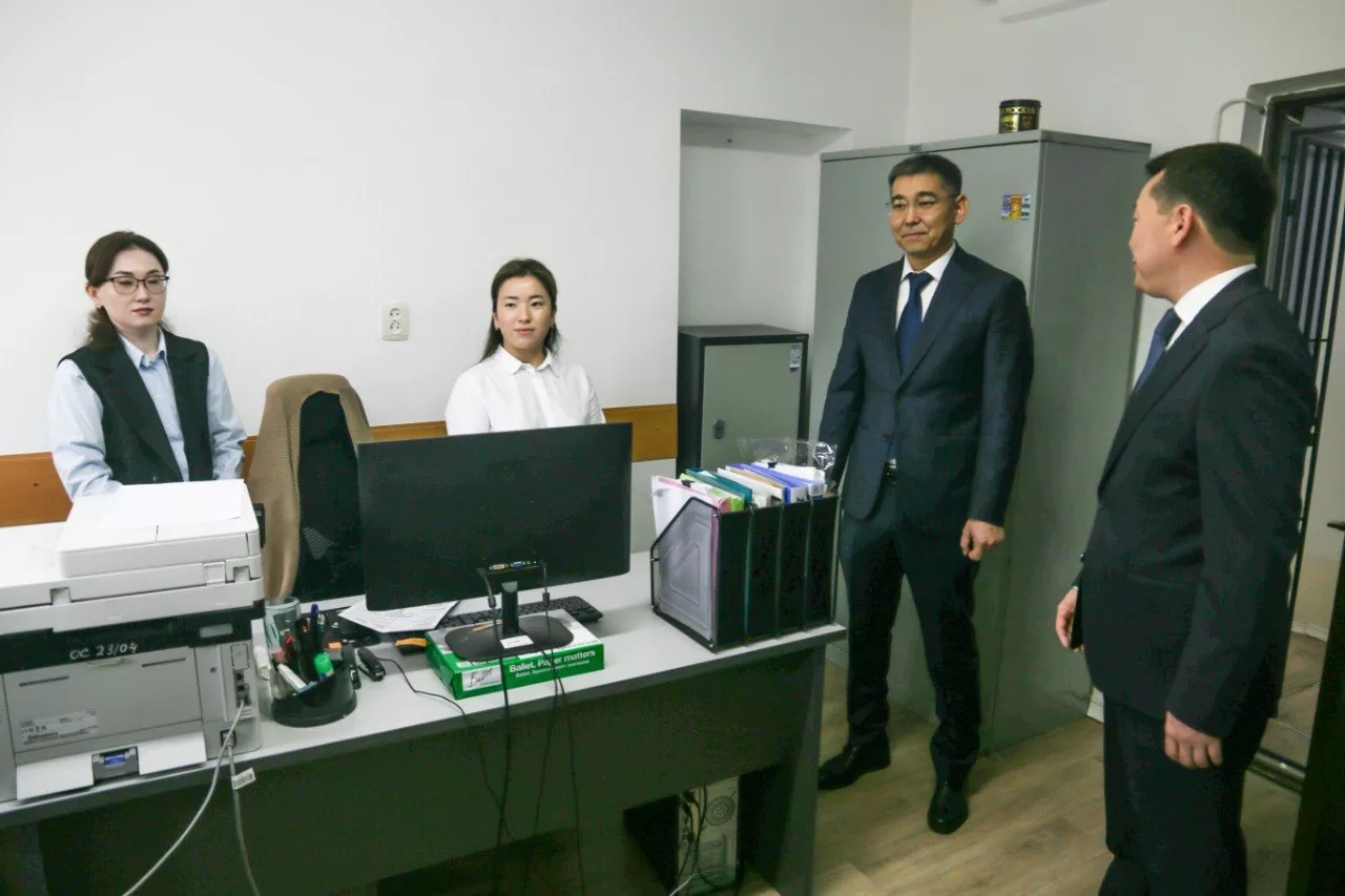 Глава Минздрава Кыргызстана поручил «Кыргызфармации» бесперебойно обеспечивать лекарствами больницы