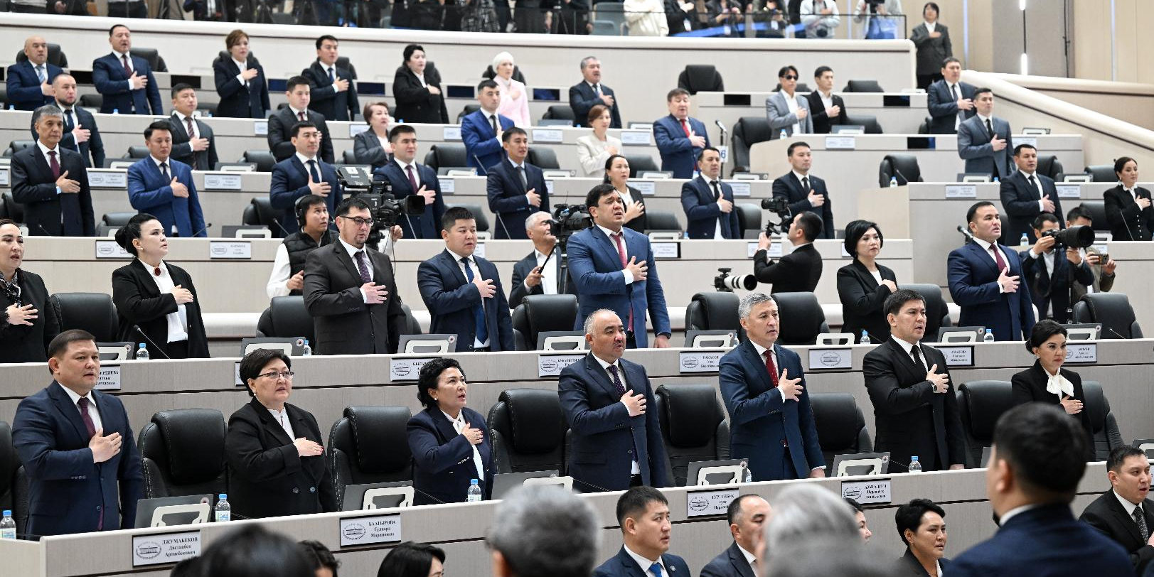 Перед отпуском Жогорку Кенеш одобрил налоговые «каникулы» для IT, общепита и фермеров