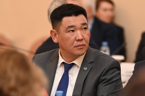 Бывший глава «Кыргызкомур» Кайрат Маматов трудоустроил 16 родственников и друзей, - депутат