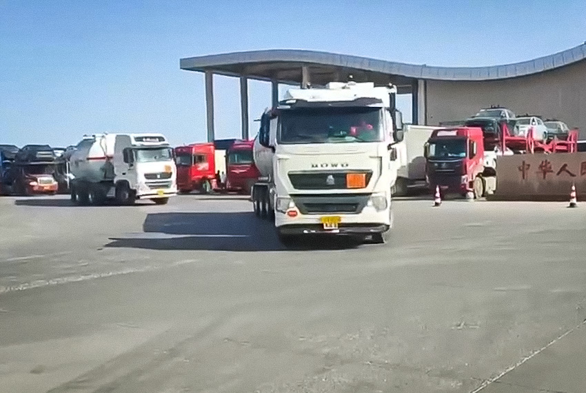 В Кыргызстан поступили первые поставки топлива из Китая