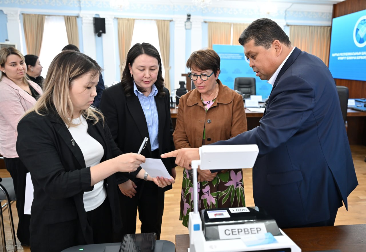 В ЦИК КР показали оборудование для дистанционного голосования докладчику ПАСЕ