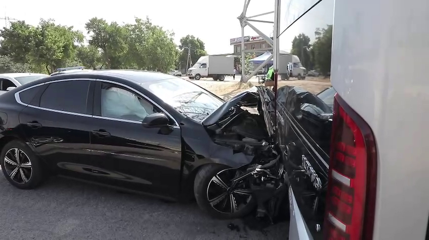 Девятиклассник в Ташкенте протаранил автобус на машине отца. Видео