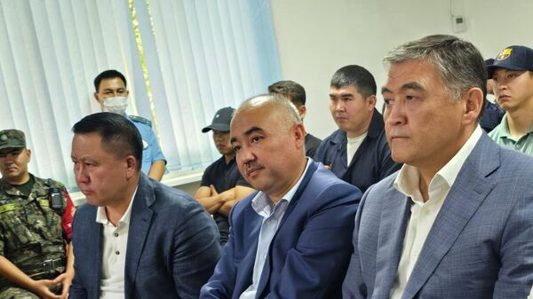 В Бишкеке начался суд по делу о "Письме 75". Как привели обвиняемых — видео
