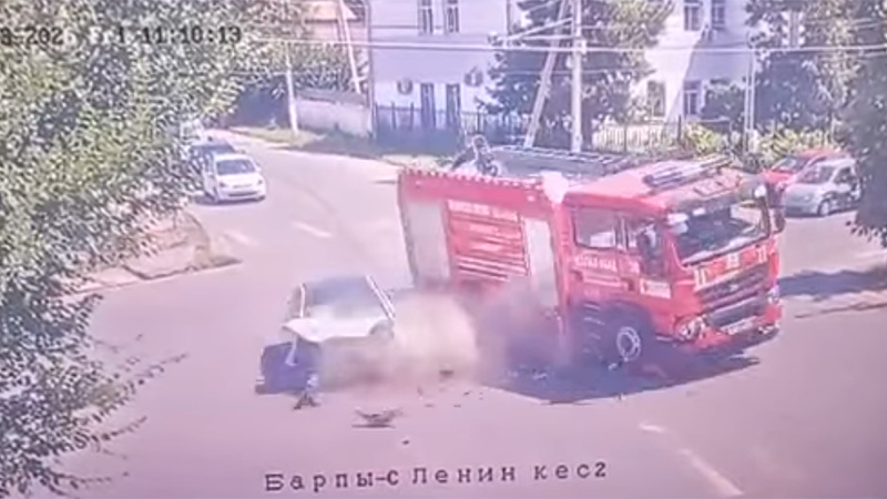 В Манасе пожарная машина попала в ДТП. Четырех человек доставили в больницу (видео)