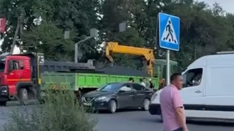 В Бишкеке столкнулись две легковушки и автокран (видео)