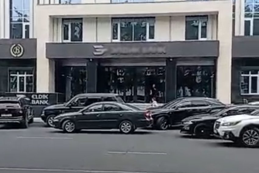 «Паркуются в три ряда»: бишкекчанин пожаловался на хаотичную стоянку в центре