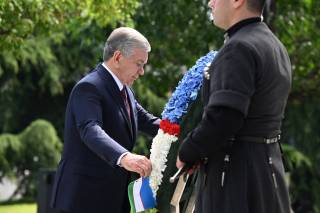Президент Узбекистана почтил память героев Грузии