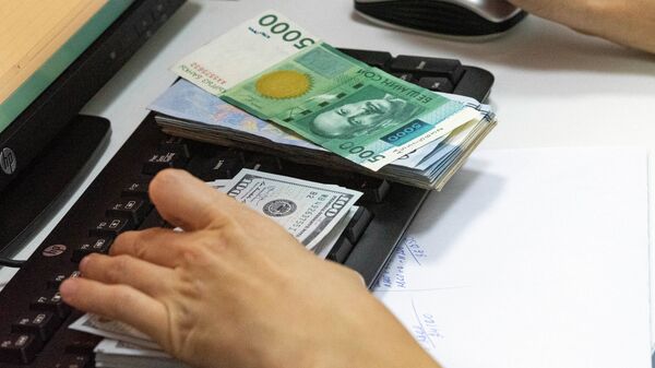 Нацбанк за 4 месяца продал долларов больше, чем за весь 2025 год