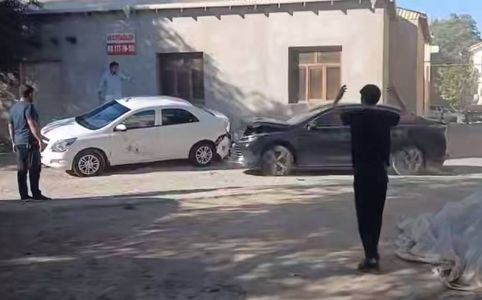 В Ургенче водитель BYD протаранил три автомобиля. Видео