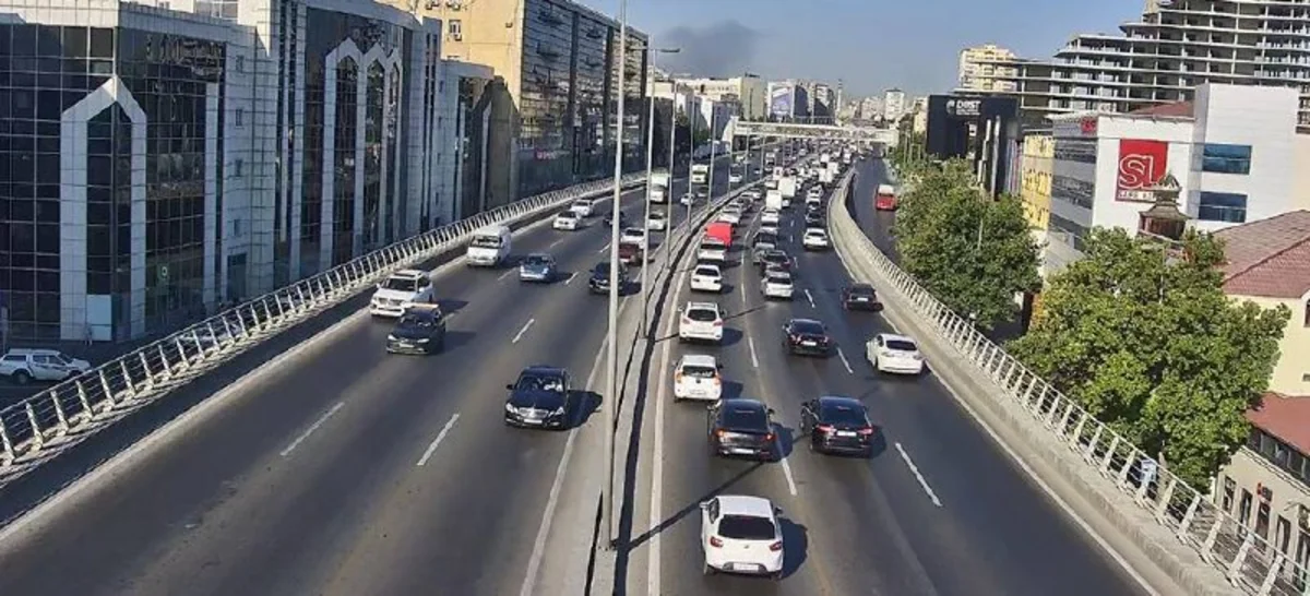 На ряде улиц и проспектов Баку затруднено движение транспорта