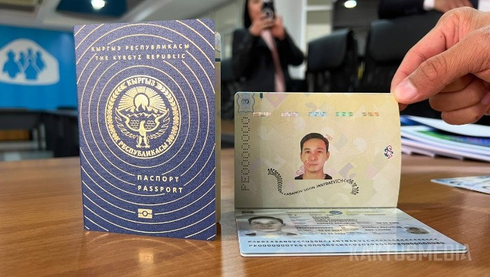 Подписан закон, позволяющий несовершеннолетним оформлять загранпаспорт без родителей