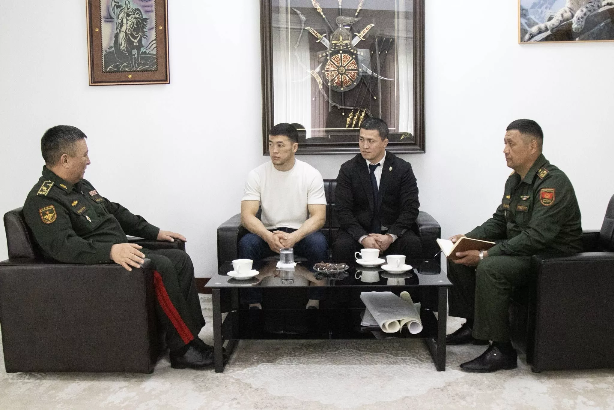 Министр обороны КР встретился с  Акжолом Махмудовым