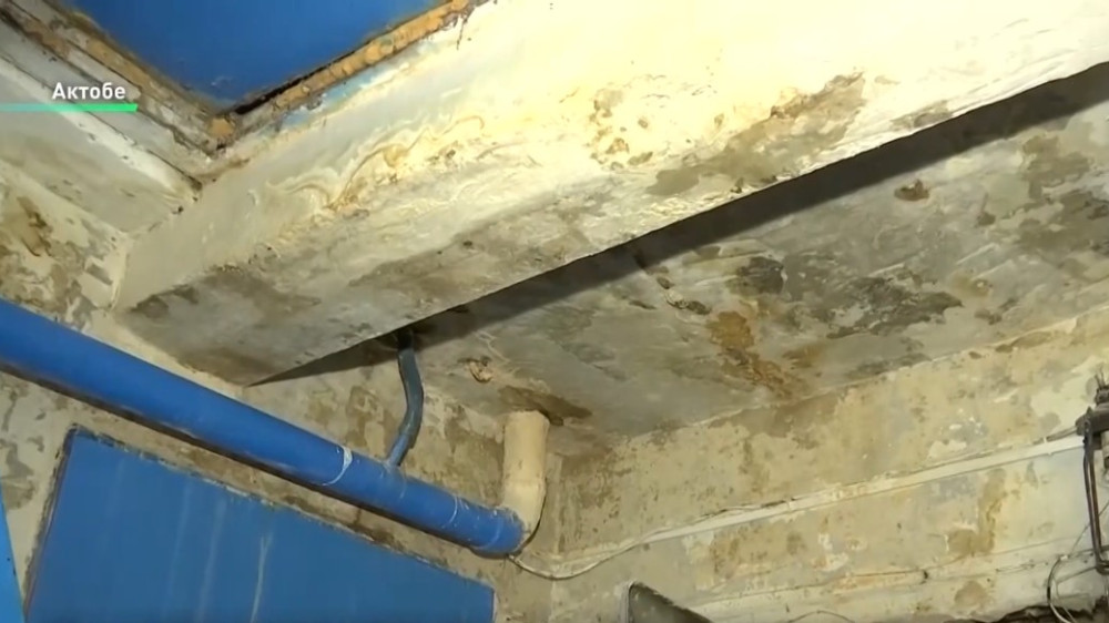 Жители пятиэтажки в Актобе не спят ночами, собирая дождевую воду