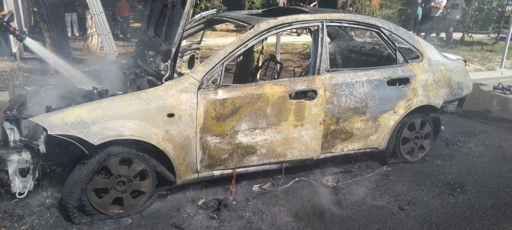 В Ташкенте загорелся автомобиль Gentra, пожар потушили за несколько минут. Видео