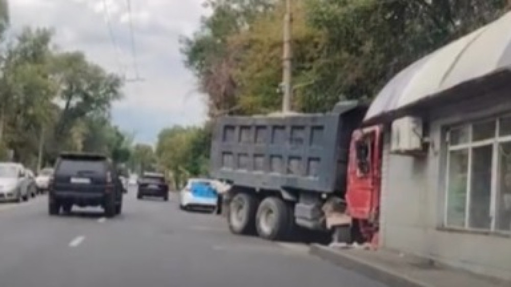 Неуправляемый грузовик протаранил авто и врезался в киоск в Алматы