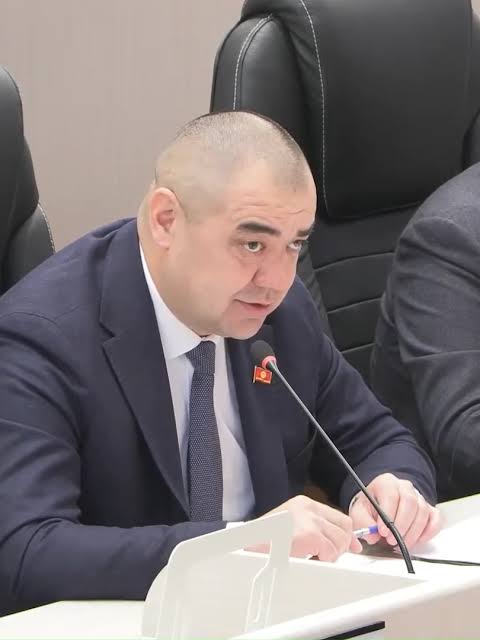 Депутат: После выборов посты в парламенте КР делили в доме экс-спикера