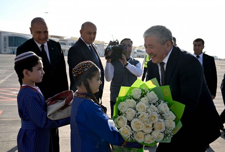 Cabinet Chairman Adylbek Kasymaliev arrives in Turkmenistan for working visit