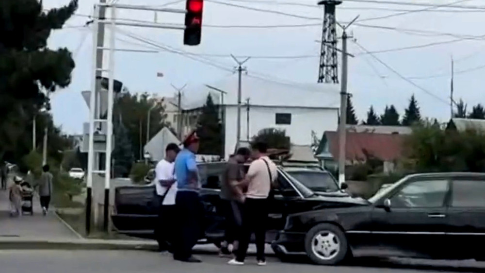 В Караколе на перекрёстке столкнулись Mercedes и BMW