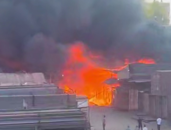 На строительном рынке в Намангане вспыхнул пожар. Видео