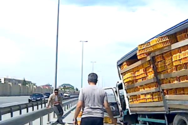 Грузовик ехал по дороге Баку-Алят и провалился