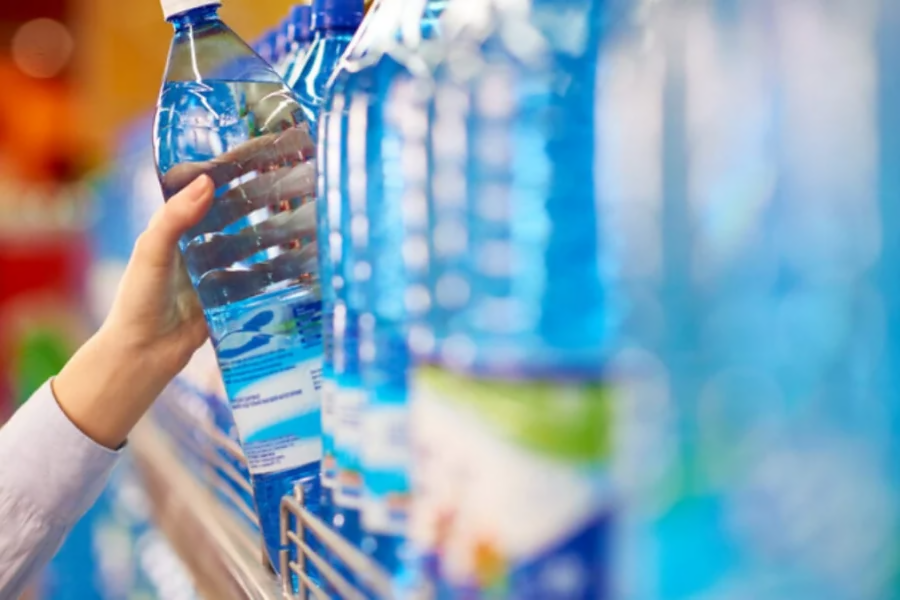 İsti avtomobildə qalan plastik su şüşələri sağlamlıq riski yarada bilər