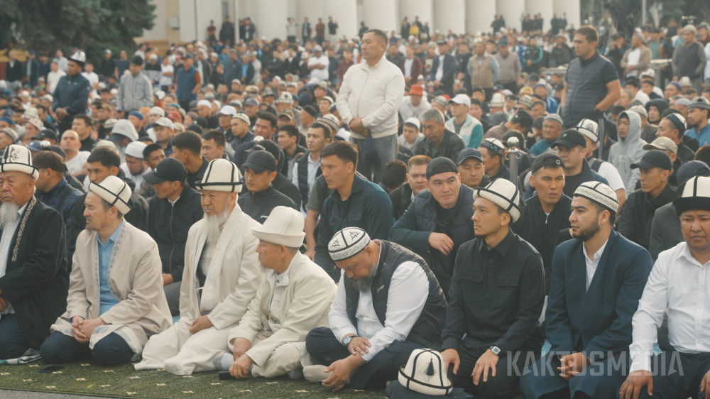 С Курман айтом! В Бишкеке прошел праздничный айт намаз (фото и видео)